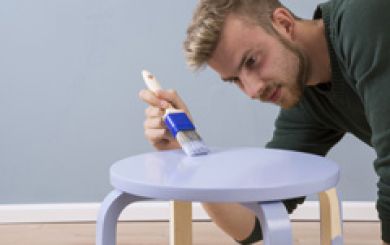 Paint a stool with AURO natural paints AURO Mattlack AURO Naturfarben