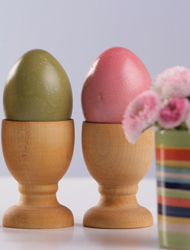 gefärbte Eier im Eierbecher