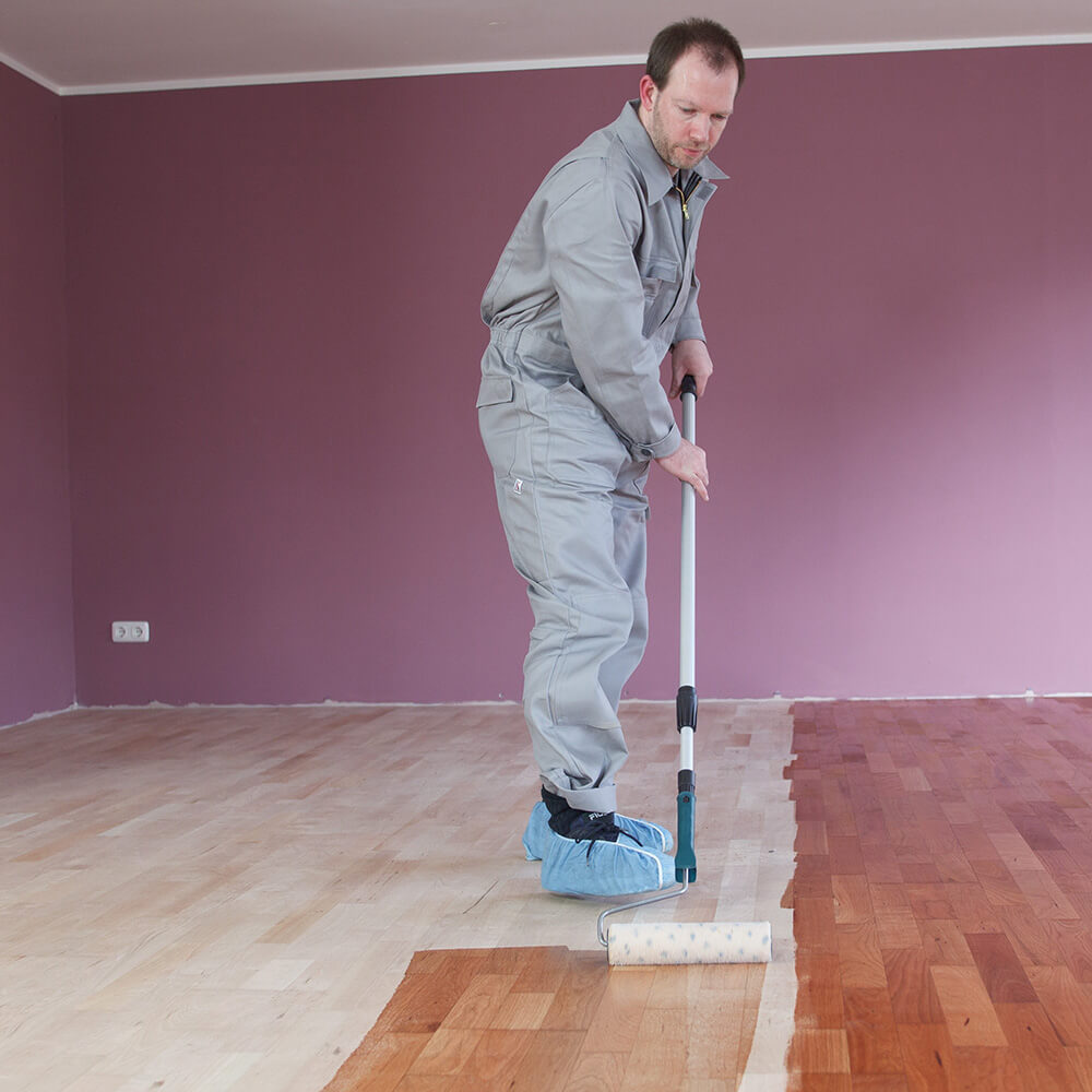 Oiling and waxing of wooden floors