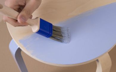 Paint a stool with AURO natural paints