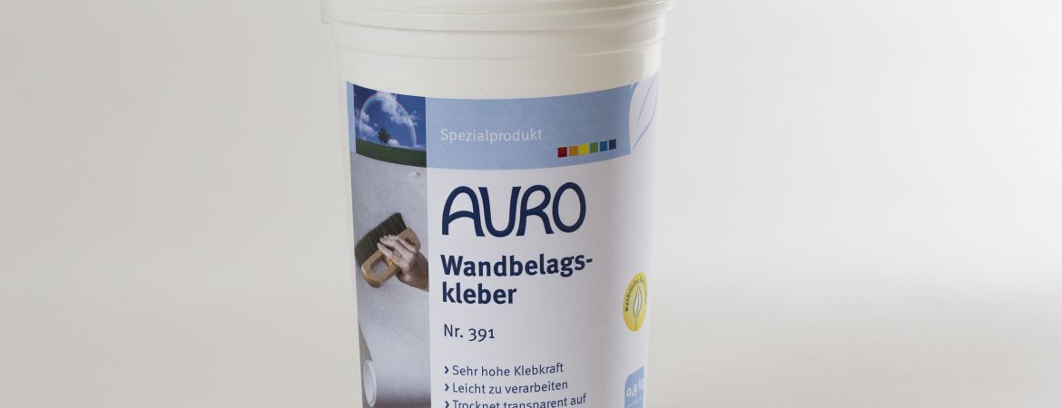 Kraftpaket: Neuer AURO-Wandbelagskleber auf Basis von Naturkautschuk für schwere Tapeten und viele Wandbeläge