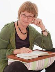 Evelin Schöll mit einem Knietablett
