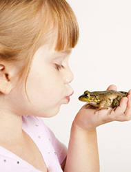 Mädchen küsst Frosch
